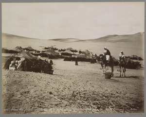 Campamento con tiendas y camellos en el desierto de (presuntamente) Egipto Scene du desert: Arrivée de chameliers à un campement de tribu. (título en el objeto)