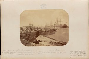 Un estudio de la parte interior del arrecife de Pernambuco, inmediatamente delante de la ciudad, mostrando bloques que, habiendo sido socavados, se derrumbarán.