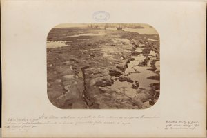 Estudio detallado de parte de la cara interna del arrecife de Pernambuco mostrando las cuencas formadas por la acción del agua.