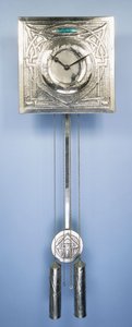Reloj de pared de Margaret Gilmour (1860-1942), decorado en repujado con diseños de entrelazado celta