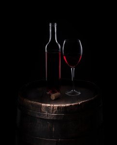 Naturaleza muerta con vino tinto clásico de Margareth Perfoncio