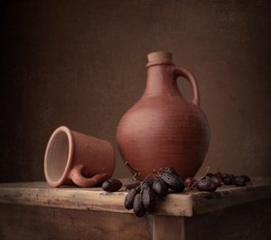 Jarra de barro y uvas de Margareth Perfoncio
