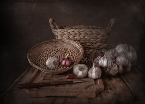 Naturaleza muerta rústica en tonos oscuros con ajos de Margareth Perfoncio