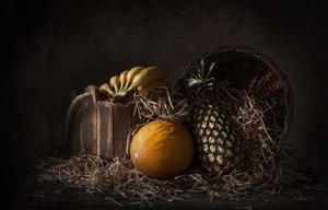 Naturaleza muerta tropical oscura de Margareth Perfoncio