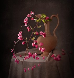 Elegante naturaleza muerta en rosa