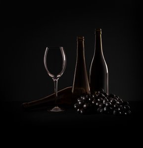 Elegante bodegón con vino