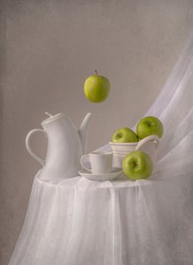 Manzanas verdes flotantes