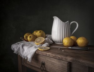 Limones frescos sobre madera de Margareth Perfoncio