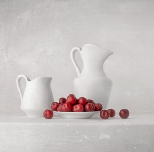 Ciruelas frescas y jarras de Margareth Perfoncio