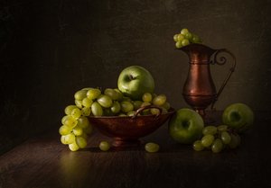 Naturaleza muerta con uvas verdes y cobre de Margareth Perfoncio
