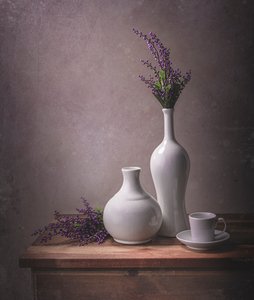 Naturaleza muerta con jarrones de lavanda