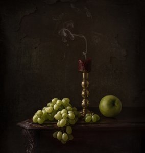 Uvas melancólicas y una vela de Margareth Perfoncio