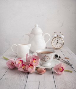 La hora del té con orquídeas rosas