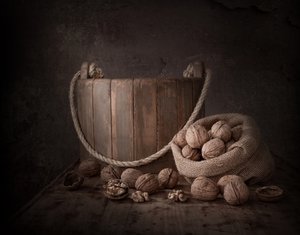 Naturaleza muerta con nueces rústicas de Margareth Perfoncio