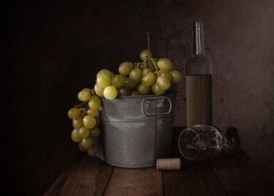 Naturaleza muerta rústica con vino
