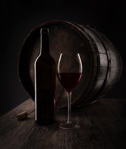 Vino rústico y barril de Margareth Perfoncio