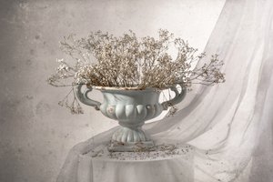 Naturaleza muerta floral de estilo «shabby chic» de Margareth Perfoncio