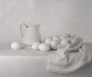 Huevos blancos y jarra de Margareth Perfoncio