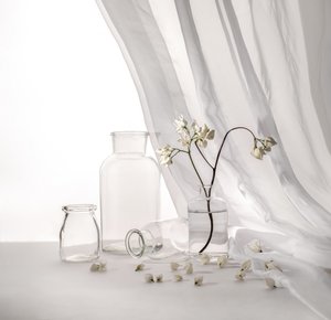 Naturaleza muerta floral en blanco de Margareth Perfoncio