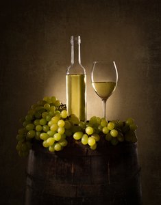 Naturaleza muerta con vino blanco de Margareth Perfoncio