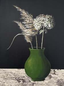 Jarrón verde con hortensias de la pampa