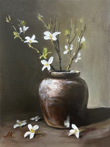 Jarrón rústico con flores blancas