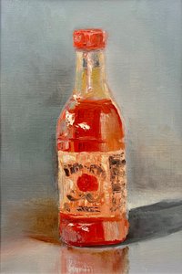 Botella de salsa picante de colores vivos