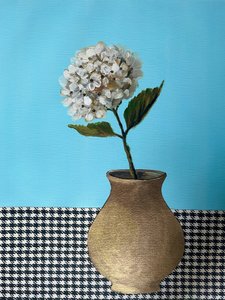 Jarrón dorado con motivos florales blancos de Marina Kozyr