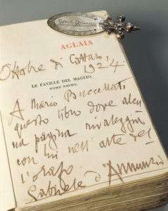 Marcapáginas de plata con asa adornada, grabado a mano con motivos naturales y firma autógrafa de Gabriele D