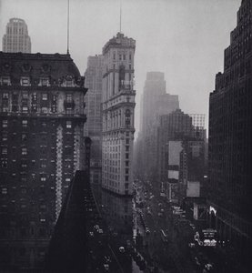 Manhattan: Lluvia sobre Times Square (foto en blanco y negro) de Mario Bucovich