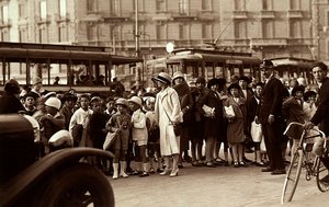 Un grupo de estudiantes durante una excursión. La fotografía muestra a los niños, sus maestros y otros peatones en una calle de la ciudad (foto en b/n) de Mario Castagneri