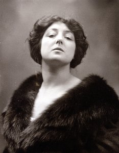 Retrato de medio cuerpo de la famosa cantante de ópera Toti Dal Monte de Mario Nunes Vais