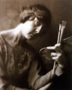 Retrato de medio cuerpo de la pintora Elisabeth Chaplin. Sostiene dos pinceles y una paleta en su mano izquierda