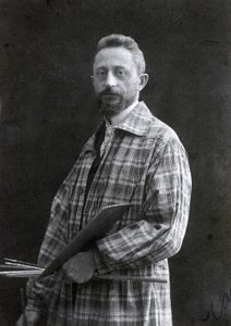 Retrato de tres cuartos del pintor Guido Spadolini. Lleva una bata larga y sostiene pinceles y paleta en su mano izquierda, 26/11/1901 de Mario Nunes Vais