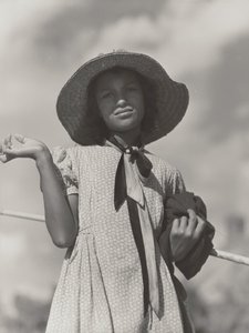 Hija de una familia cajún volviendo a casa después de pescar en el río Cane, Melrose, Luisiana de Marion Post Wolcott