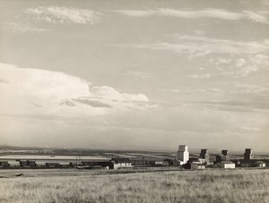 Elevadores de grano en el Medio Oeste, "Granero de EE.UU.". / Grandes Llanuras, Carter, Montana de Marion Post Wolcott