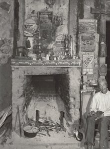 [Hombre cerca de una chimenea] de Marion Post Wolcott