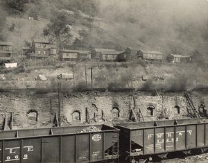 El humo de los hornos de coque invade las casas de los mineros, Scotts Run, Virginia Occidental