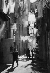 Calle estrecha en Nápoles, Italia, 1937