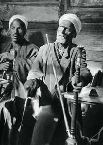 Fumando el narguile, El Cairo