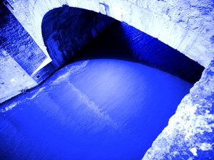 Río y puente de Martina Konitzky
