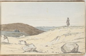 Vista sobre un paisaje de brezos o dunas. En primer plano, algunas colinas grandes; en una de ellas, un hombre mirando sobre la llanura
