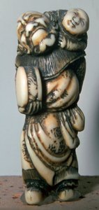 Netsuke japonés de un bailarín chino y un niño, siglo XVIII