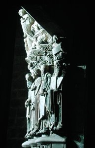 Detalle del Pórtico de la Gloria con los profetas del Antiguo Testamento