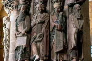 Detalle del Pórtico de la Gloria: Grupo de profetas (de derecha a izquierda Moisés, Isaías, Daniel y Jeremías). Hecho por el Maestro Mateo (1188) Interior de la Catedral de Santiago de Compostela