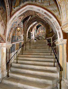 Vista de la Escalera Santa construida por orden del Abad Giovanni V (1060-1121) y decorada con frescos por el maestro del Sacro Speco y su entorno. Siglo XIV. Monasterio de San Benedetto (Sacro Speco), Subiaco (Roma), Italia de Master Trecentesco of Sacro Speco School