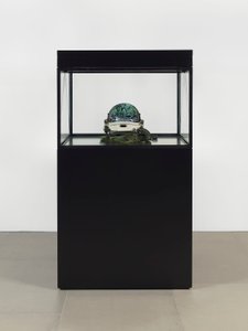 Alpha Omega, 2016 (cristal, pantalla LCD, reproductor multimedia, réplica de una calavera, casco espacial, madera)