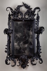 East of Eden, 2013 (cristal de Murano negro, espejo de vigilancia, acero, madera, laca, pantalla LCD y disco duro) de Mat Collishaw