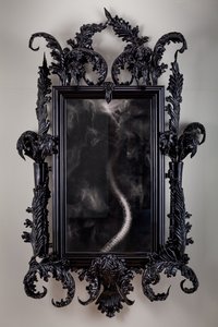 East of Eden, 2013 (cristal de Murano negro, espejo de vigilancia, acero, madera, laca, pantalla LCD y disco duro) de Mat Collishaw