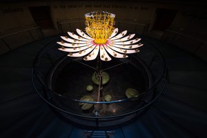 Equinox, 2021 (acrílico, circuito eléctrico, sistema hidráulico, laca, motor, pintura, resina reciclada, acero) de Mat Collishaw